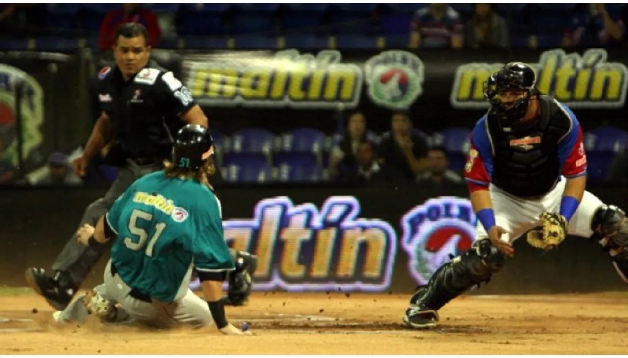 car3-taylor motter 51 se desliza quieto en home para darle la primera a margarita pelota3